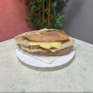 Bifana no pão da Avó com Ovo e Queijo
