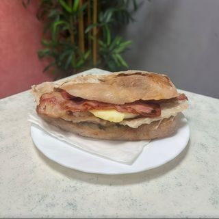 Bifana no Pão da Avó com Ovo e Bacon
