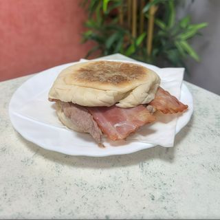 Bifana no Bolo do Caco com Bacon