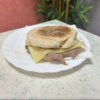 Bifana no Bolo do Caco com Queijo