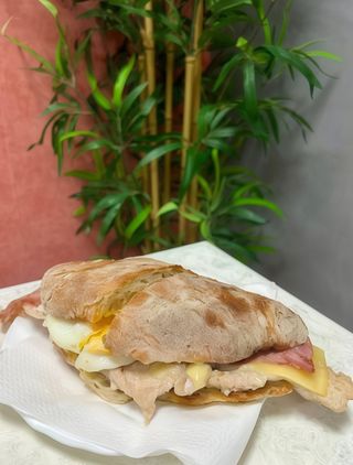 Bifana à Barbas no Pão da Avó