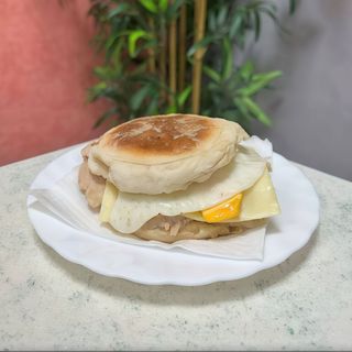 Bifana no Bolo do Caco com Ovo e Queijo