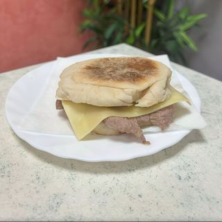 Prego no Bolo do Caco com Queijo