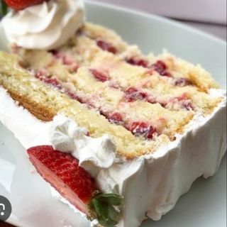 Fatia de ninho com geleia de morango