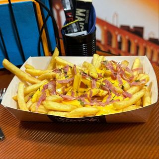 Batata Frita com Cheddar e Bacon