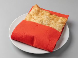 Pastel de frango com queijo cremoso e bacon