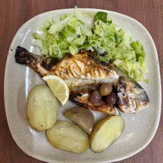 Dourada grelhada na brasa