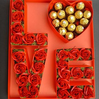 Caixa "LOVE" com Rosas de Sabão e Chocolates Ferrero Rocher
