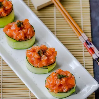 Salmon and cucumber Gunkan 4 pcs
