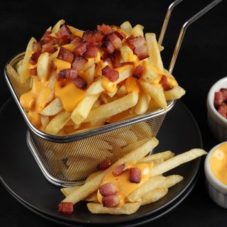Batata Frita com Cheddar e Bacon