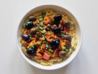 Batata recheada salsicha de churrasco e azeitonas temperadas