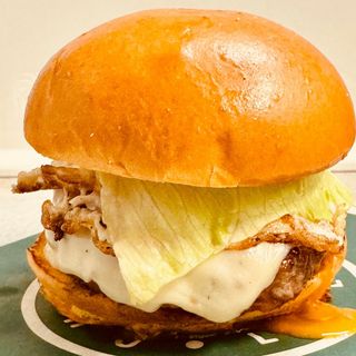 Danphe Special Dracula Burger com batatas
