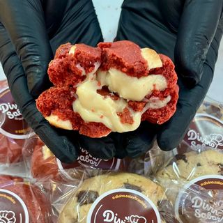 Cookies Red Velvet com Recheio Chocolate Branco