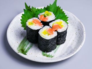 SALMON AVOCADO maki