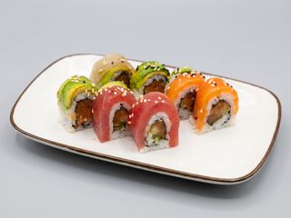 Rainbow roll uramaki