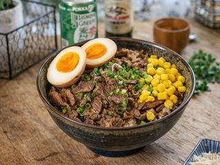 Donburi com carne estufada