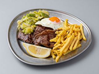 Picanha Fatiada com Batata Frita e Legumes Salteados