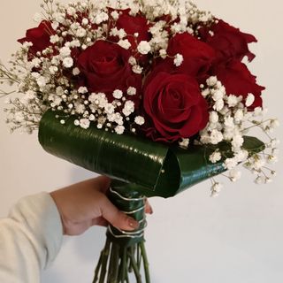 Bouquet de Rosas Vermelhas com Gypsophila – Elegância e Romance