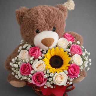 Cesto com urso e flores naturais. Girassol