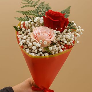 Ramo com dois rosas. Presente perfeito