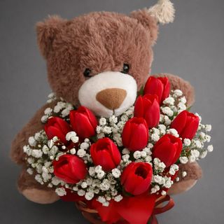 Cesto com urso e flores naturais.tulipas