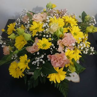 Centro de Mesa Floral com Margaridas, Estomas e Verdes Diversos