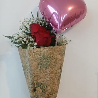 Arranjo com dois rosas e balão 