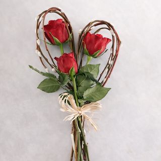 Arranjo Romântico com 3 Rosas Vermelhas – Presente Dia dos Namorados