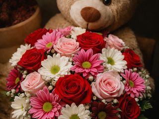 Ursinho com cesto de Margaridas e Rosas Mistas