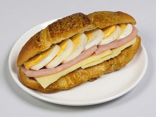 Croissant Folhado Misto com Ovo