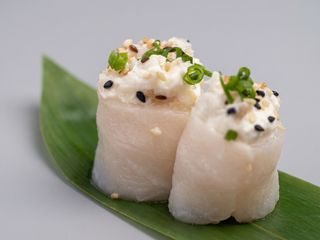 Gunkan Peixe Branco + Lima
