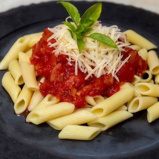 Massa com molho vermelho e queijo ralado