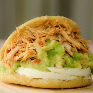 Arepa Venezuelana de Frango com creme de abacate e queijo