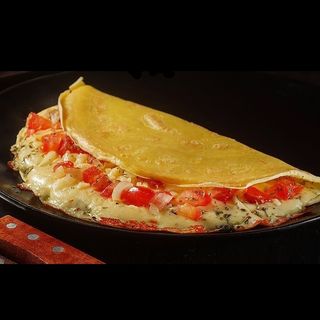 Crepioca de queijo, tomate e raspas de cebola 