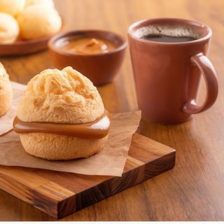 Pão de queijo com doce de leite
