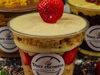 Bolo de Pote Nido com Morangos