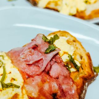 Omelete De Camarão Com Batata Palha