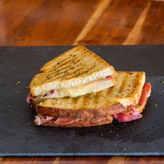 Tosta presunto e queijo da serra