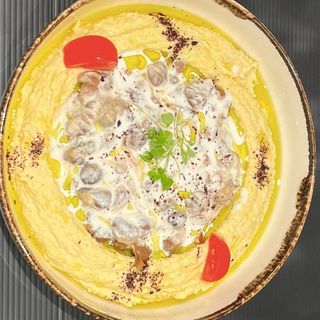 Hummus com Fuul (Fava beans)