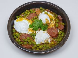 Ervilhas com ovos escalfados 