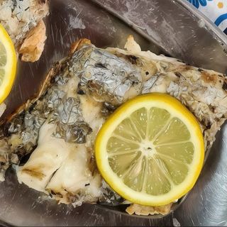 Peixe espada preto assado na brasa 