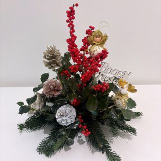 Arranjo Encantado com Azevinhos e Anjos