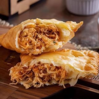 Pastel Frango com Queijo, Milho e Orégãos