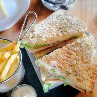 Tosta Frango, cebola e mostarda 1/2 (1 pessoa)