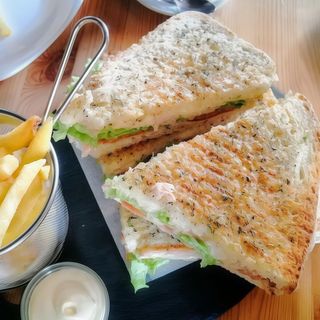 Tosta Abacate, Chourição, Queijo