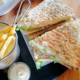 Tosta Chourição, Abacate e Queijo ( 2 pessoas)