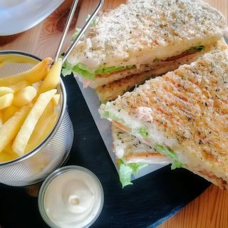 Tosta Torresmo e Queijo (2 pessoas)
