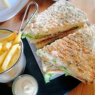 Tosta Frango Cebola e Mostarda (2 pessoas)