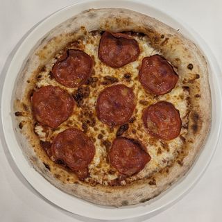 Pizza salami medium