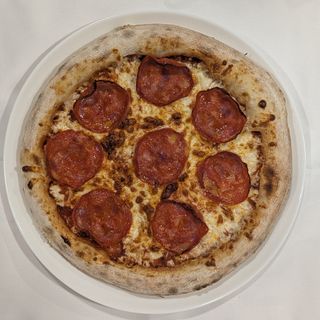 Pizza salami grande